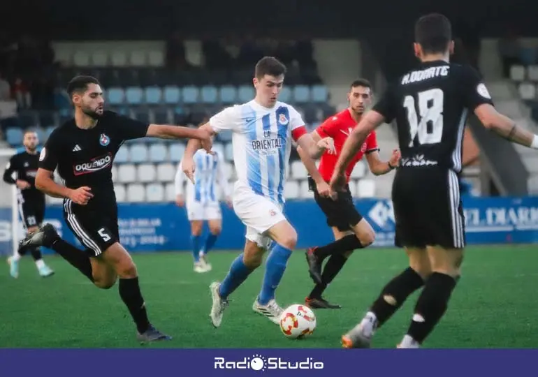 Alberto Gómez en el partido ante el UD Llanera | Foto: Néstor Revuelta/RSGT