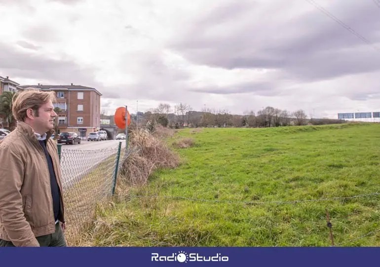 El alcalde de Reocín, Pablo Diestro, junto al espacio donde se ubicará la nueva piscina cubierta | Foto: Ayuntamiento