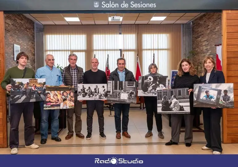 La alcaldesa de Polanco, Rosa Díaz, y la concejal de Cultura, Alicia Martínez Bustillo, con los ganadores de las distintas categorías del concurso de fotografía | Foto:  Ayuntamiento