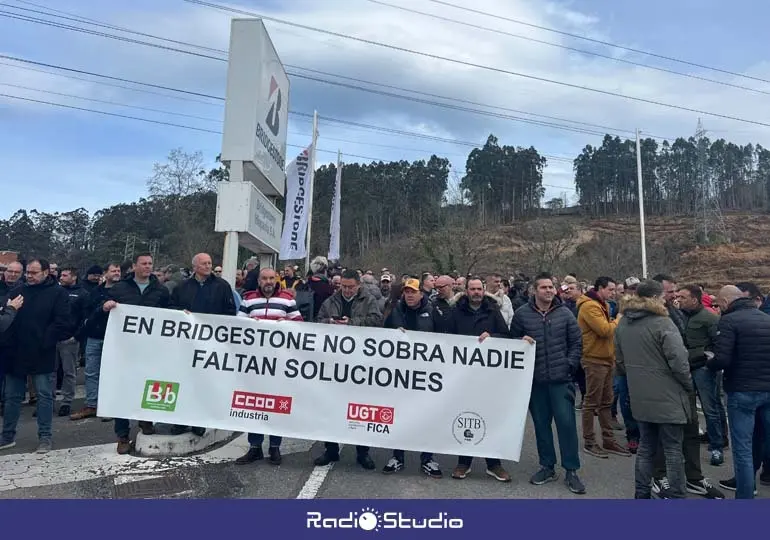 Imagen de la concentración de la plantilla de Bridgestone frente a la planta de Puente San Miguel | Foto: Radio Studio